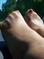 Babe’s feet looks sexy