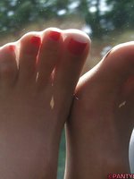 Babe’s feet looks sexy