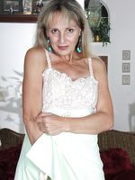 Lacey 52 year old Sienna from AllOver30 spreading her mature legs