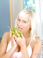 Wow just look at this rose eats grapes she plucks them off the vine with her tongue so sexy