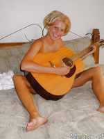 Hot teen gets off playing guitar in the nude
