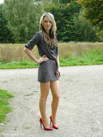 Red high heels always look good in the outdoor sunshine